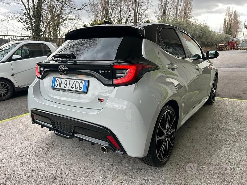 Usata Toyota Yaris Hybrid Sport 131 CV (96 kW) 2024 Grigio Berlina