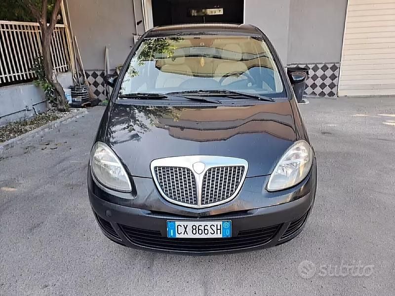 Usata Lancia Musa 101 CV (74 kW) 2005 Grigio Monovolume