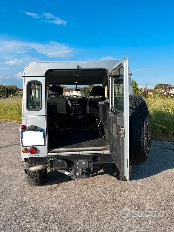 Usata Land Rover Defender 122 CV (89 kW) 2010 Grigio SUV