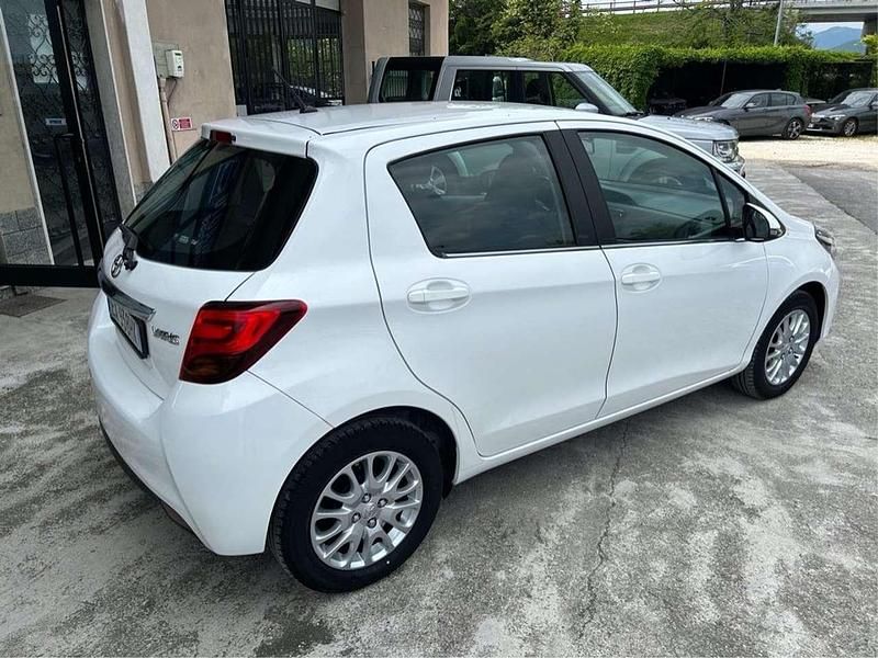 Usata Toyota Yaris Active 69 CV (50 kW) 2014 Grigio Berlina