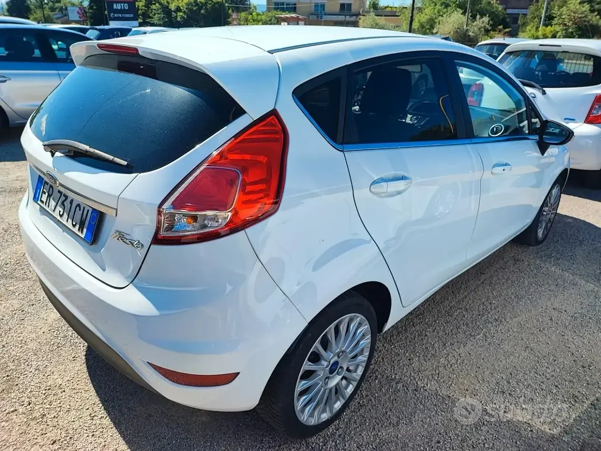 Usata Ford Fiesta Titanium 97 CV (71 kW) 2013 Bianco Berlina