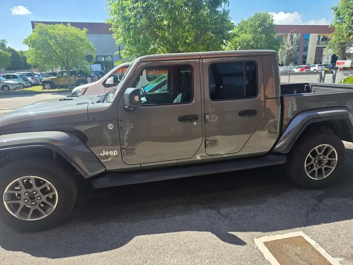 Usata Jeep Gladiator Overland 264 CV (194 kW) 2022 Grigio Pick-up