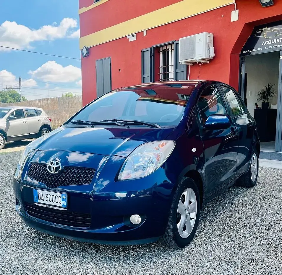 Usata Toyota Yaris Sol 69 CV (50 kW) 2006 Blu Berlina