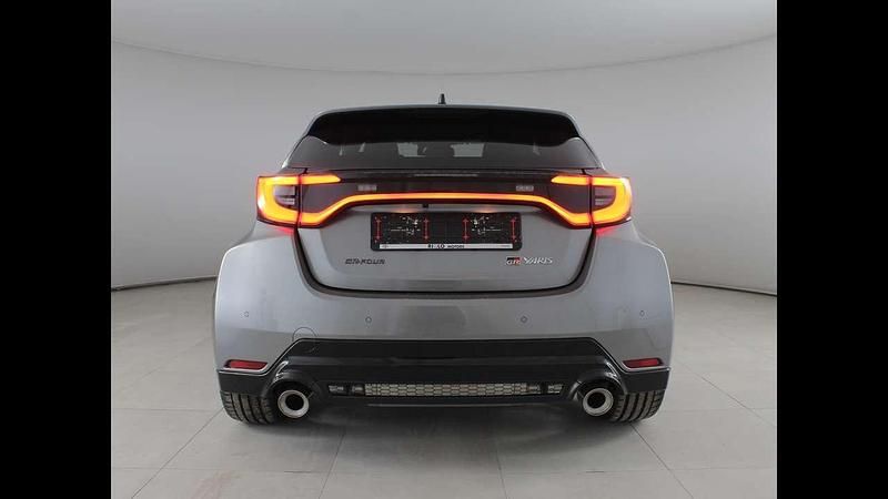 Usata Toyota Yaris 280 CV (205 kW) 2024 Precious metal Berlina