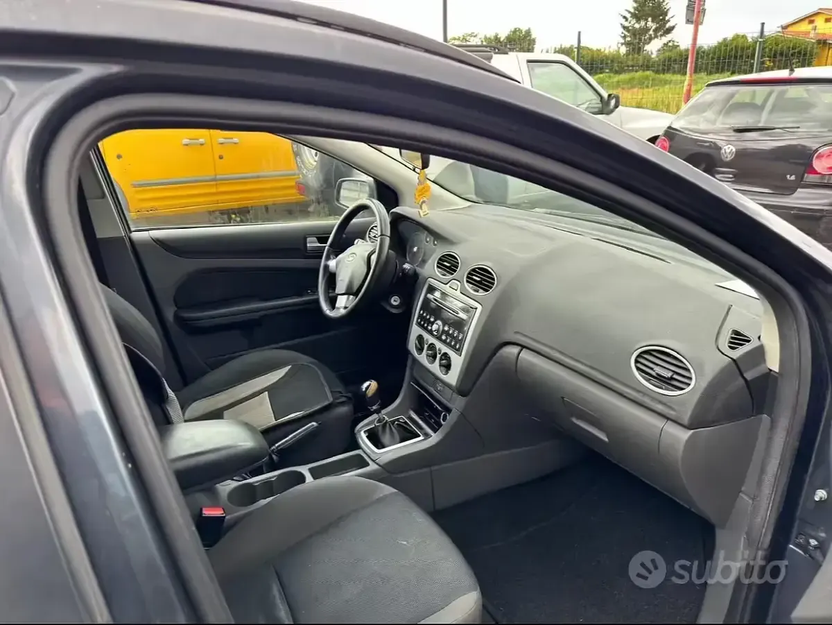 Usado Ford Focus S 90 HP (66 kW) 2006 Amarelo Carrinha