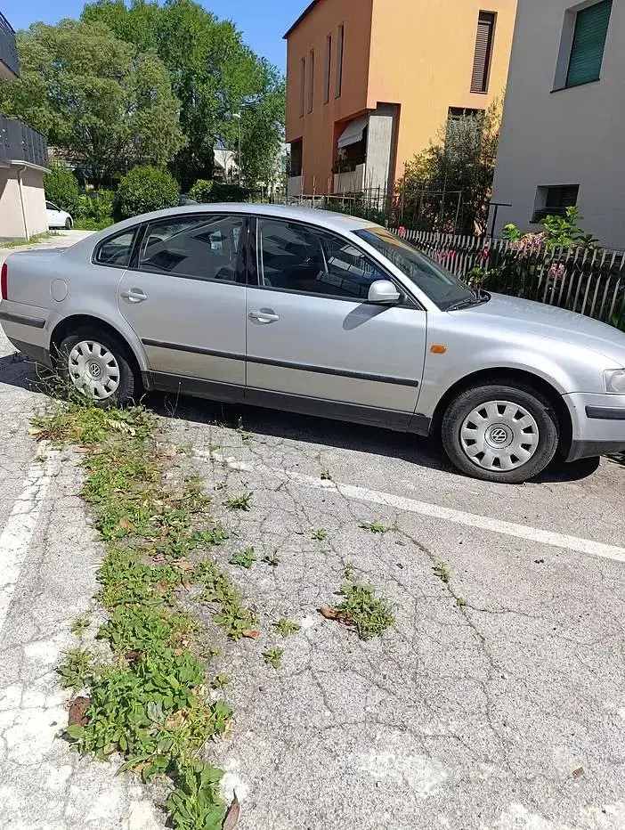 Usata VW Passat 101 CV (74 kW) 1997 Grigio Berlina