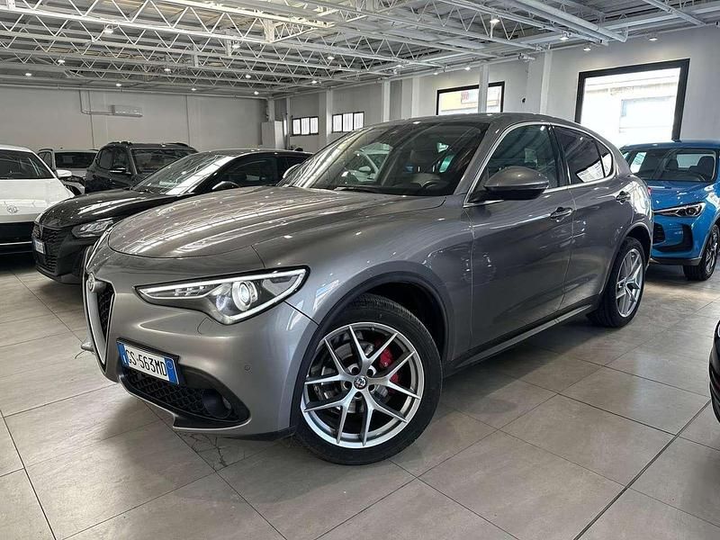 Usata Alfa Romeo Stelvio Executive 209 CV (153 kW) 2019 Argento scuro SUV