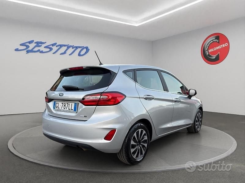 Usata Ford Fiesta Titanium 125 CV (91 kW) 2022 Grigio chiaro Utilitaria