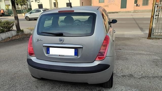 Usata Lancia Ypsilon 80 CV (58 kW) 2006 Argento pastello Utilitaria