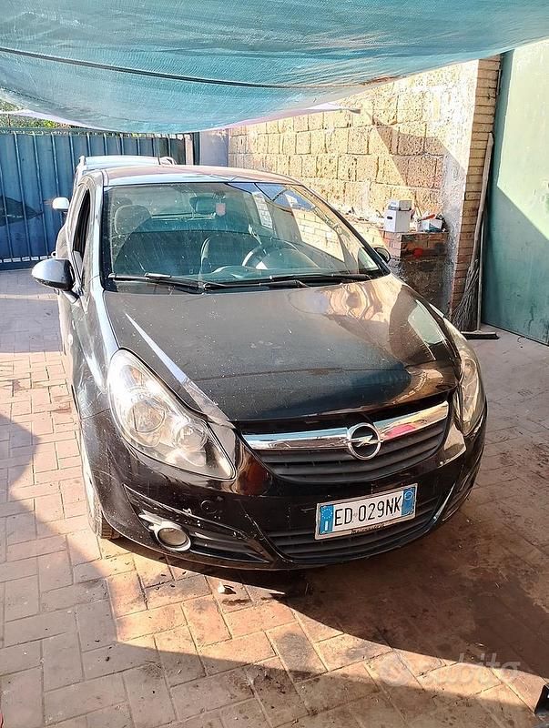Usata Opel Corsa 69 CV (50 kW) 2010 Nero Berlina