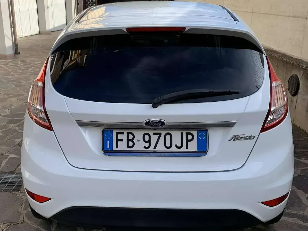 Usata Ford Fiesta Titanium 75 CV (55 kW) 2016 Bianco Utilitaria