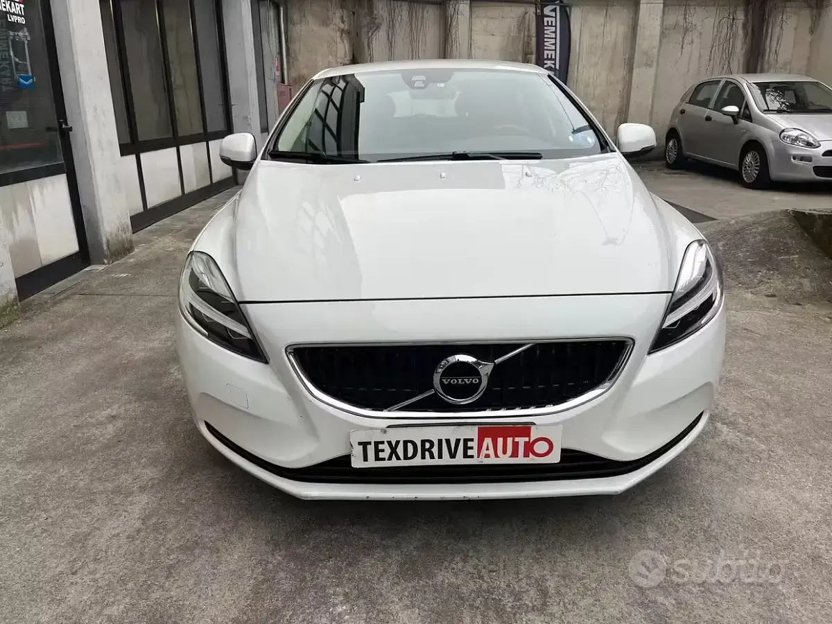 Usata Volvo V40 Business Edition 120 CV (88 kW) 2019 Bianco Berlina
