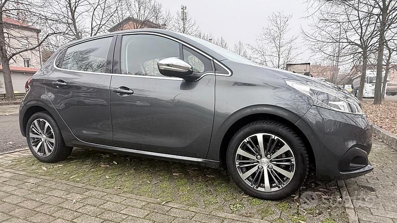 Usata Peugeot 208 Active 82 CV (60 kW) 2017 Grigio Utilitaria