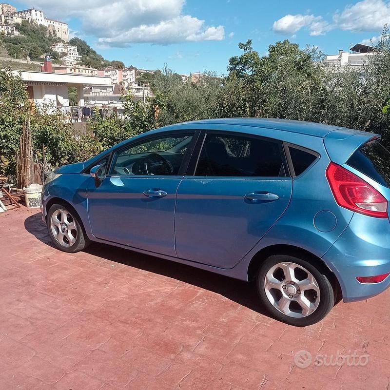 Usata Ford Fiesta Titanium 96 CV (70 kW) 2010 Blu Berlina