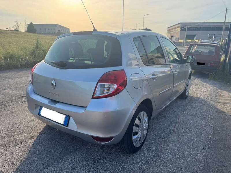 Usata Renault Clio II 75 CV (55 kW) 2011 Argento Berlina