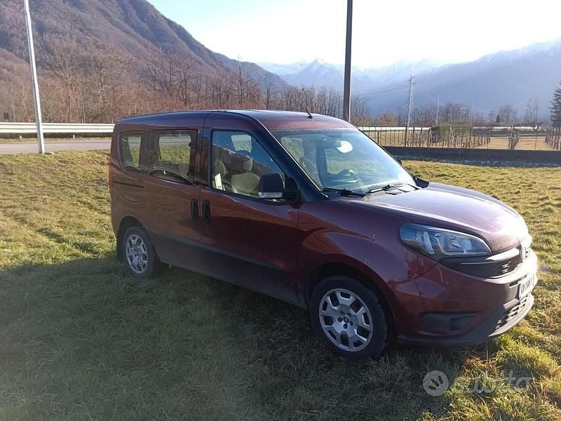 Usata Fiat Doblò 120 CV (88 kW) 2019 Rosso Monovolume