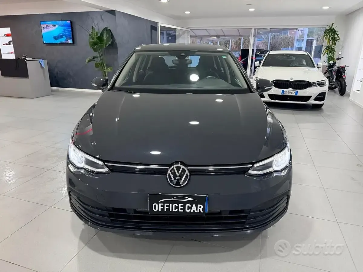 Usata VW Golf VIII Life 131 CV (96 kW) 2022 Grigio Berlina