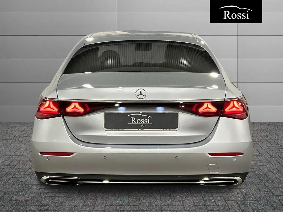 Usata Mercedes E220 Premium 197 CV (144 kW) 2024 Grigio chiaro metallizzato Berlina
