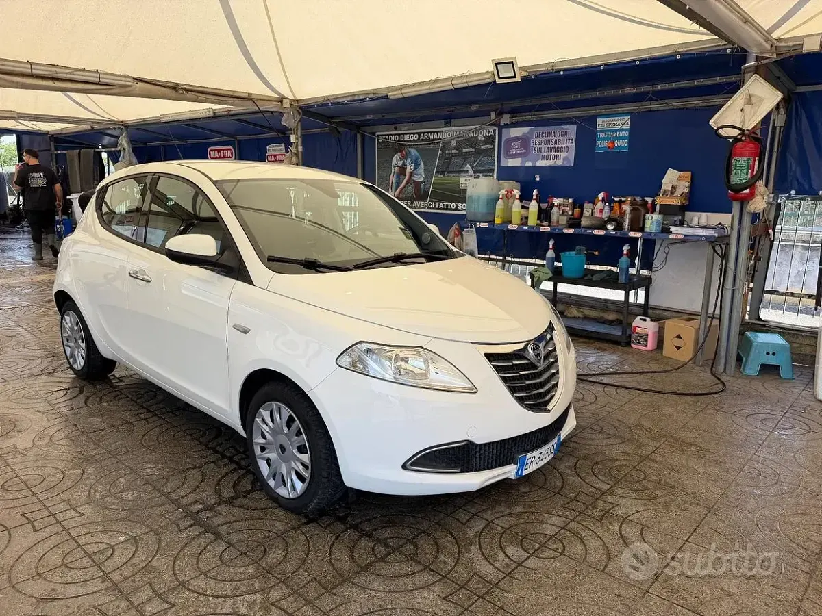 Usado Lancia Ypsilon 69 HP (50 kW) 2013 Branco Citadino