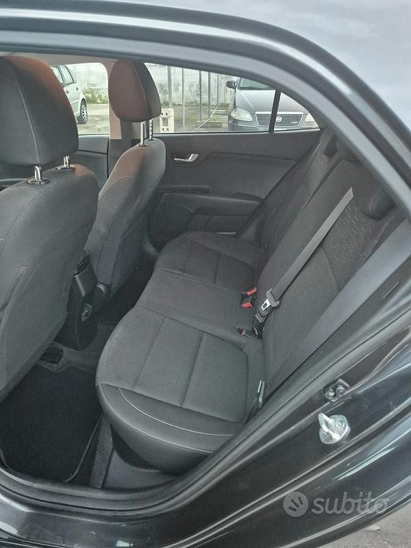Usado Kia Rio 84 HP (61 kW) 2019 Cinzento Sedan