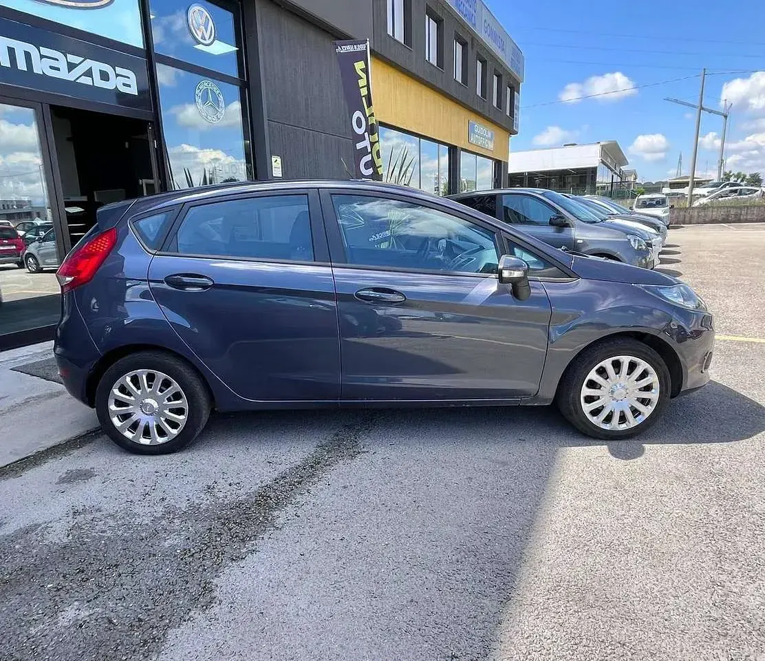 Usata Ford Fiesta 82 CV (60 kW) 2011 Grigio Utilitaria