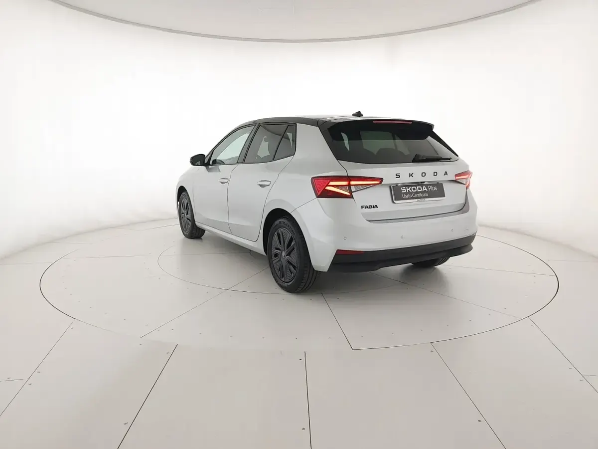 Usata Skoda Fabia 95 CV (69 kW) 2025 Argento brillante metallizzato nero tulipano perlato Utilitaria