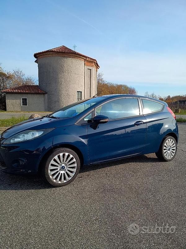 Usata 2009 Ford Fiesta Titanium Tre volumi | 3750 € (Buon prezzo) - Immagine 1/4