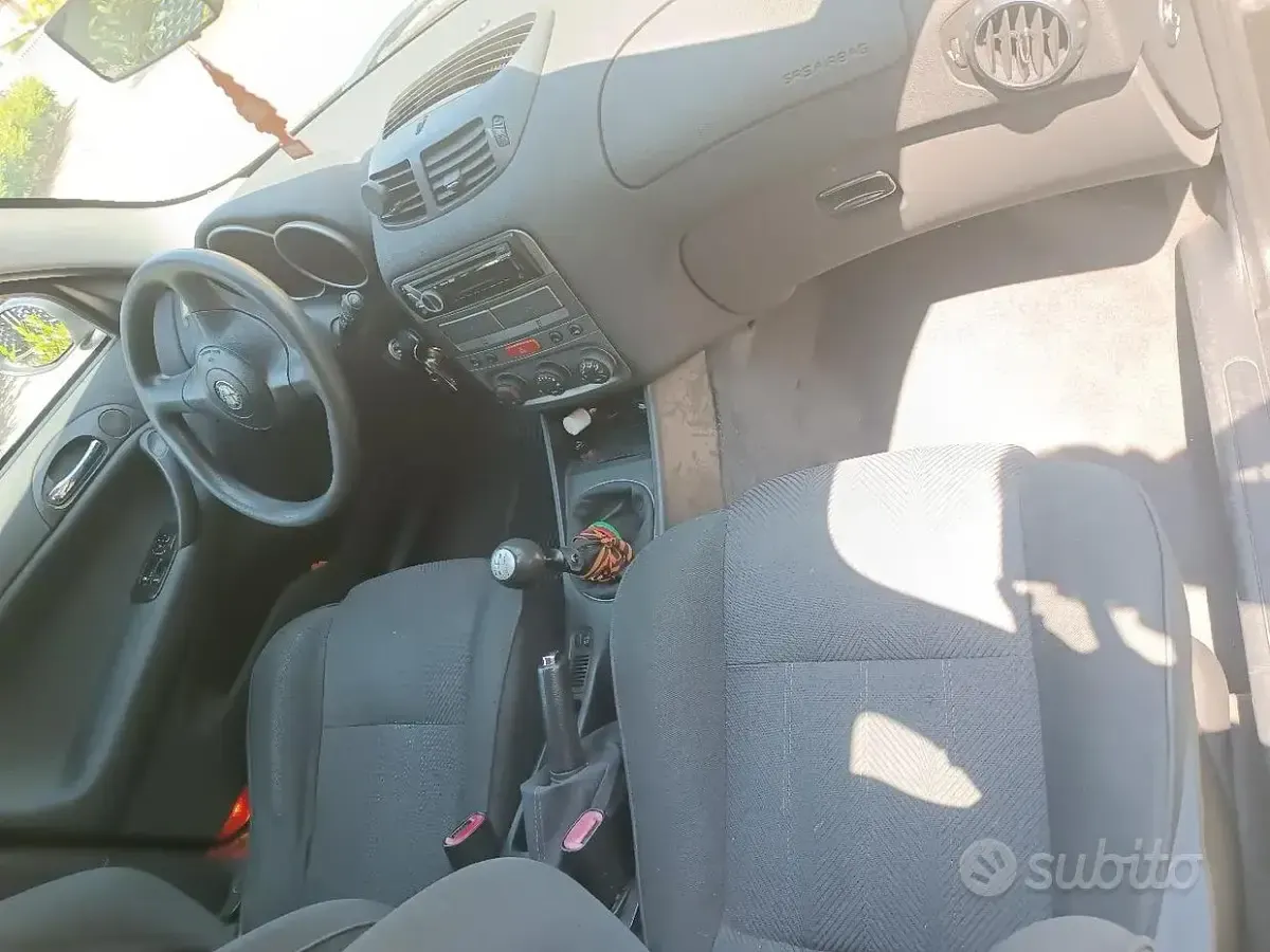 Usata Alfa Romeo 147 Progression 116 CV (85 kW) 2004 Nero Utilitaria