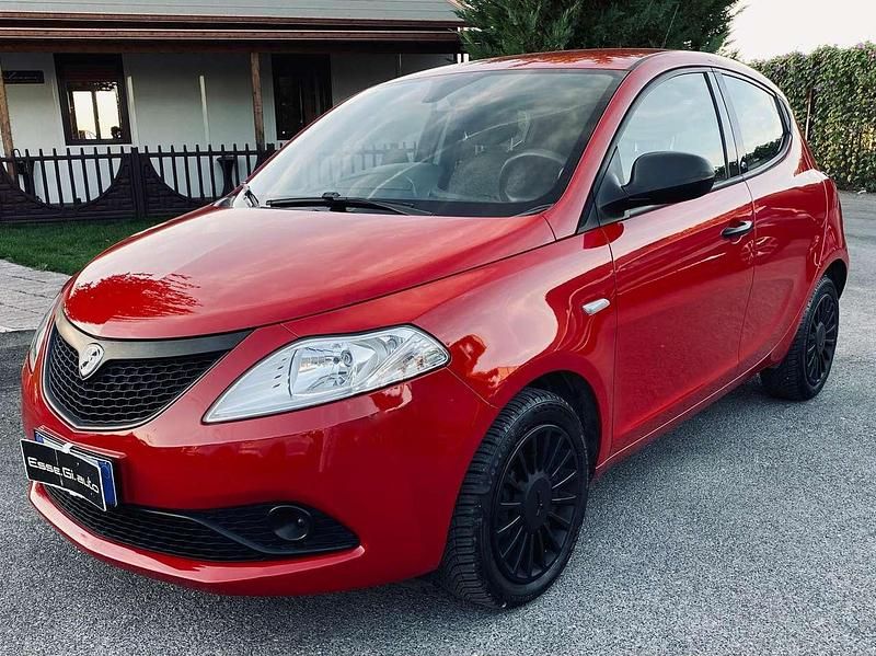 Usata Lancia Ypsilon Silver 69 CV (50 kW) 2015 Rosso Utilitaria