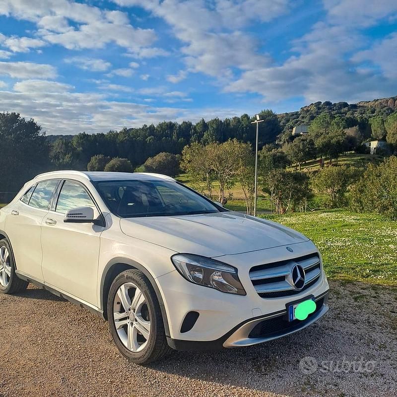 Usata Mercedes GLA180 110 CV (80 kW) 2015 Bianco SUV