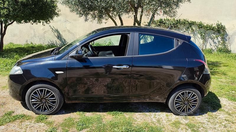 Usata Lancia Ypsilon 69 CV (50 kW) 2014 Nero Utilitaria