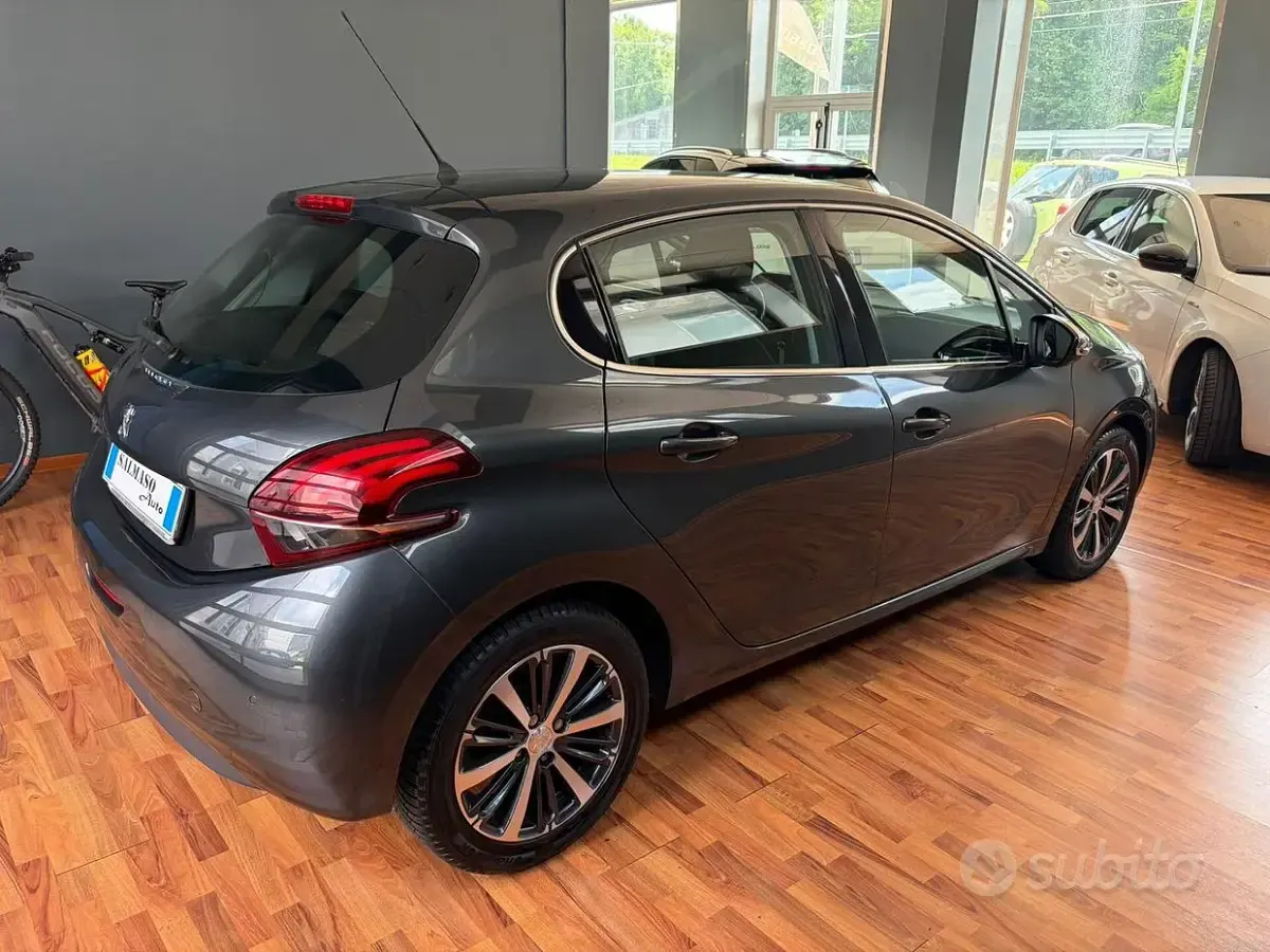 Usata Peugeot 208 Allure 75 CV (55 kW) 2017 Grigio Utilitaria