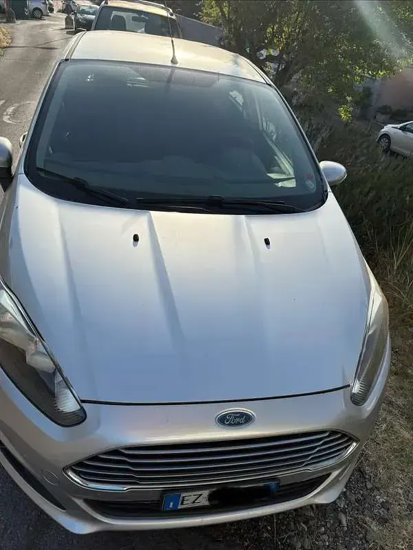 Usata Ford Fiesta 92 CV (67 kW) 2015 Argento Utilitaria