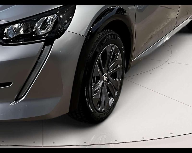 Usata Peugeot e-208 Allure 56 kW (77 CV) 2024 Grigio artense Utilitaria