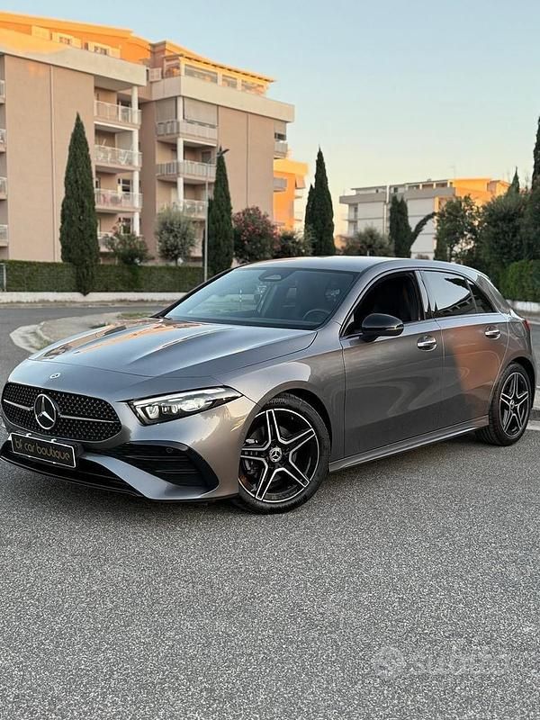 Usata Mercedes A180 AMG Line Premium Plus 116 CV (85 kW) 2023 Grigio montagna Berlina