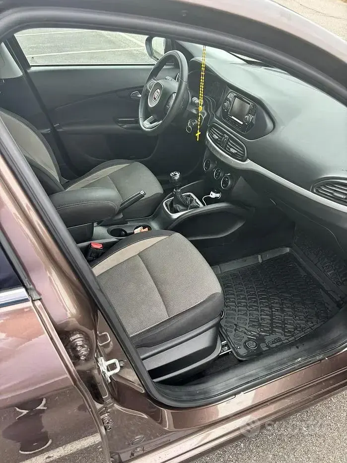 Usata Fiat Tipo 120 CV (88 kW) 2015 Marrone Berlina