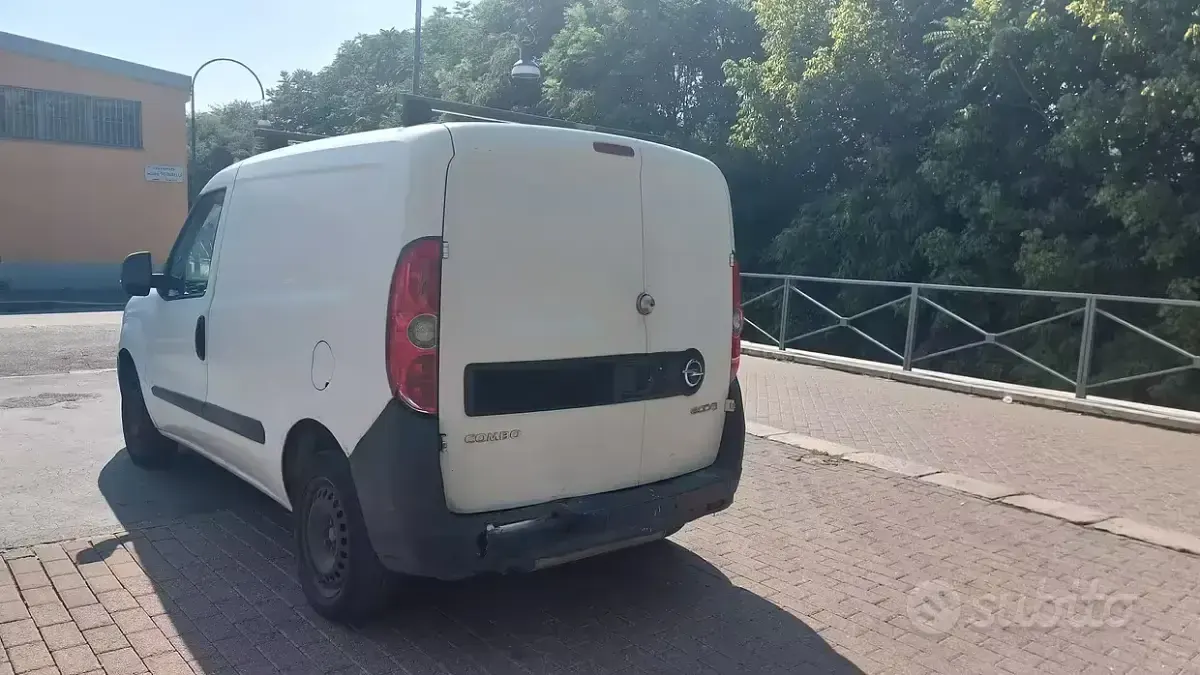Usata Opel Combo 120 CV (88 kW) 2012 Bianco Monovolume