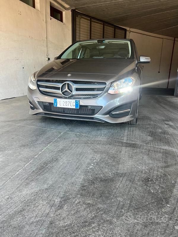 Usata Mercedes B180 109 CV (80 kW) 2016 Grigio Monovolume