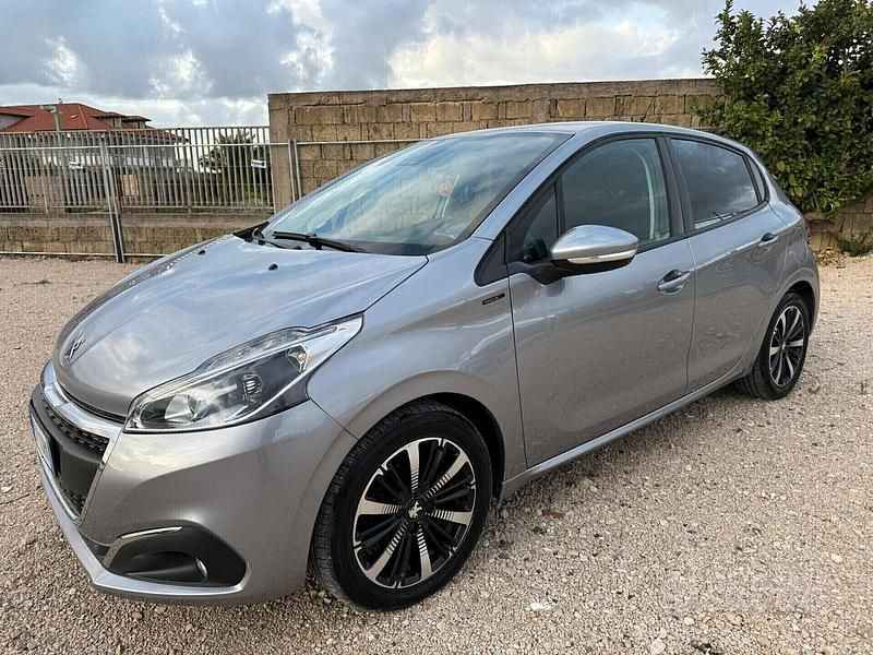 Grigio Usata 2019 Peugeot 208 Signature Sky Due volumi | 9500 € (Ottimo prezzo) - Immagine 1/4