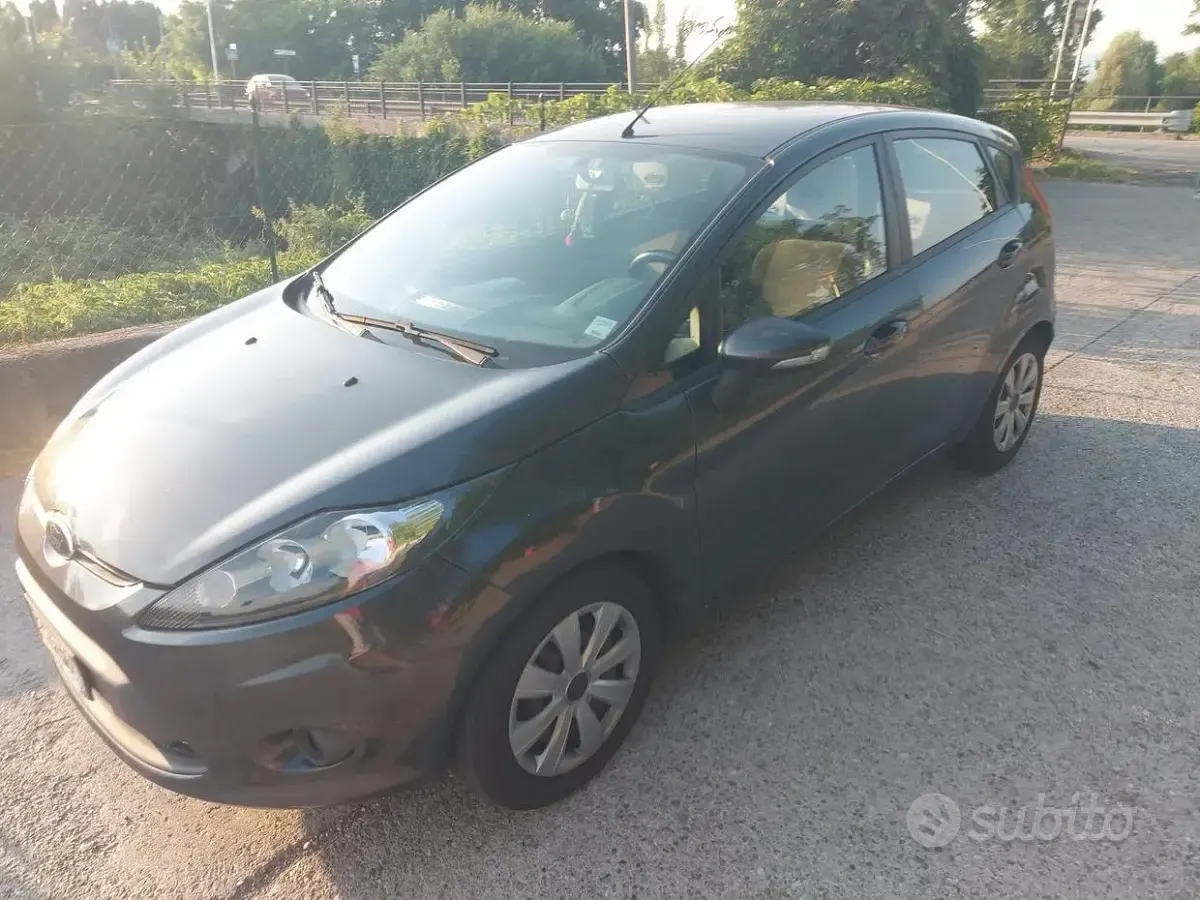 Usata Ford Fiesta 90 CV (66 kW) 2010 Berlina