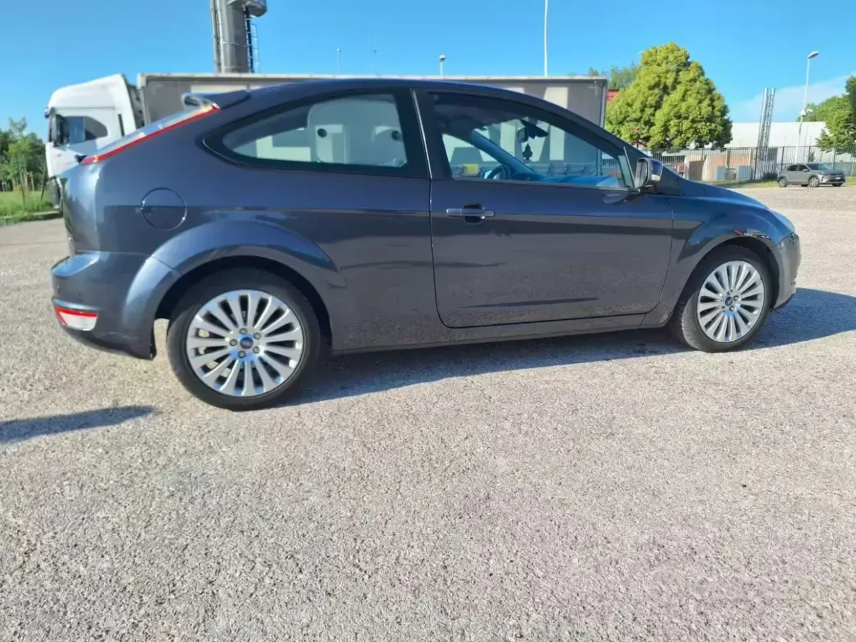 Usata Ford Focus Titanium 109 CV (80 kW) 2009 Grigio Berlina