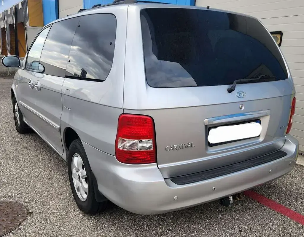 Usata Kia Carnival 145 CV (106 kW) 2005 Grigio Monovolume