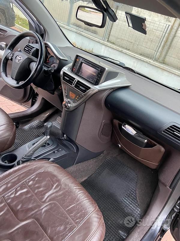 Usata Toyota iQ 98 CV (72 kW) 2009 Marrone Utilitaria