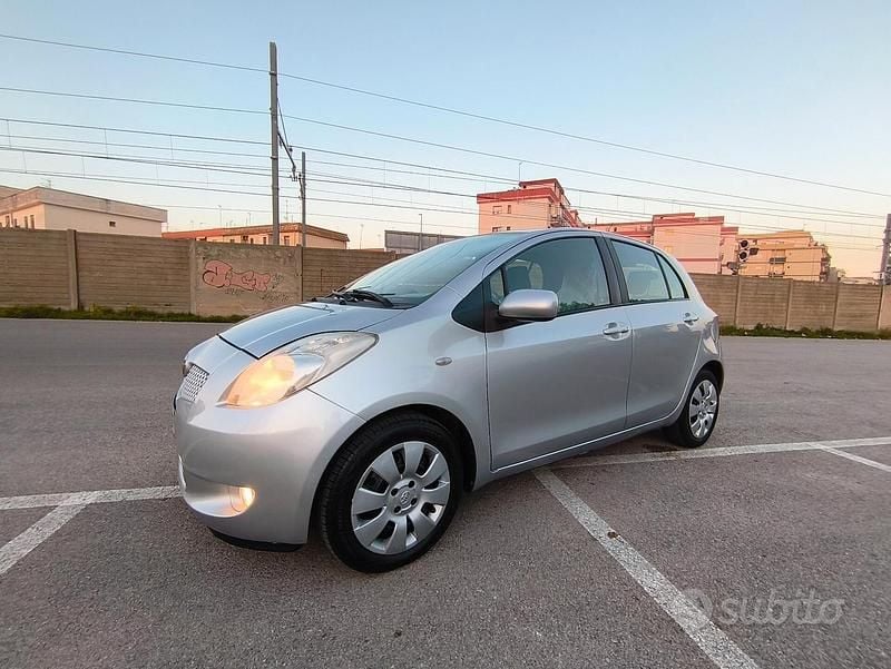 Usata Toyota Yaris 69 CV (50 kW) 2007 Grigio Berlina
