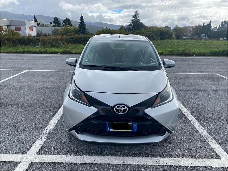 Grigio Usata 2017 Toyota Aygo X-play Due volumi | 8000 € (Buon prezzo) - Immagine 1/4
