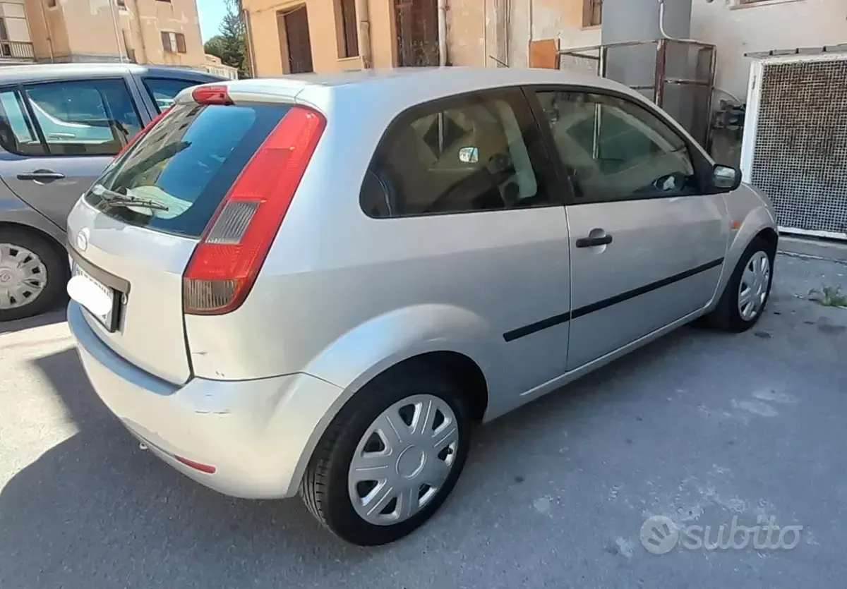 Usata Ford Fiesta Zetec 80 CV (58 kW) 2004 Grigio Utilitaria