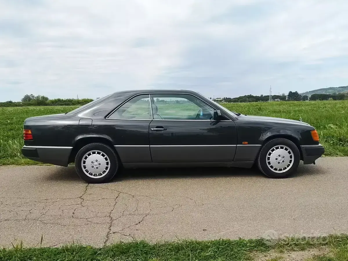 Usado Mercedes 200 122 CV (89 kW) 1991 Negro Coupe