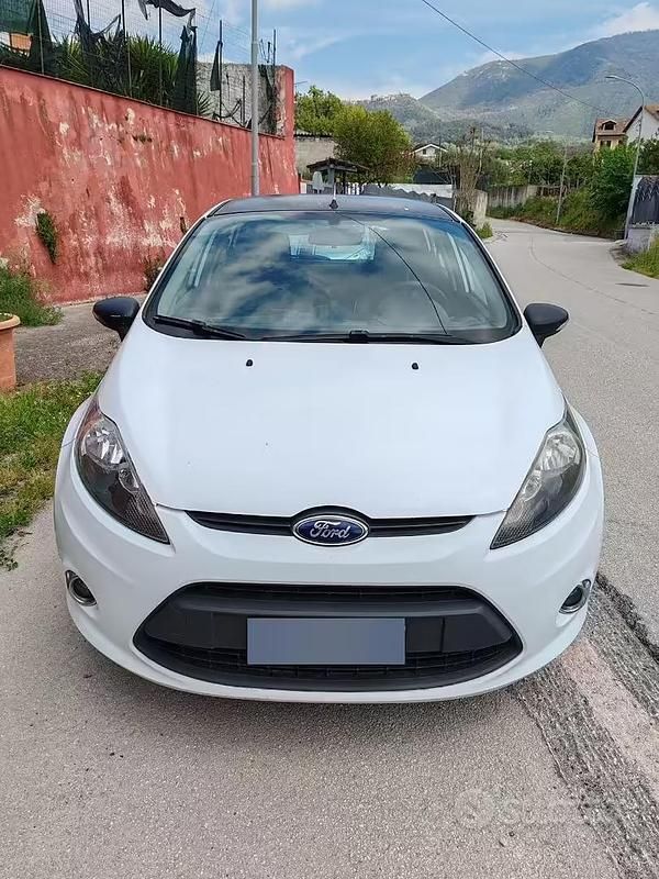 Usata Ford Fiesta 70 CV (51 kW) 2012 Bianco Utilitaria