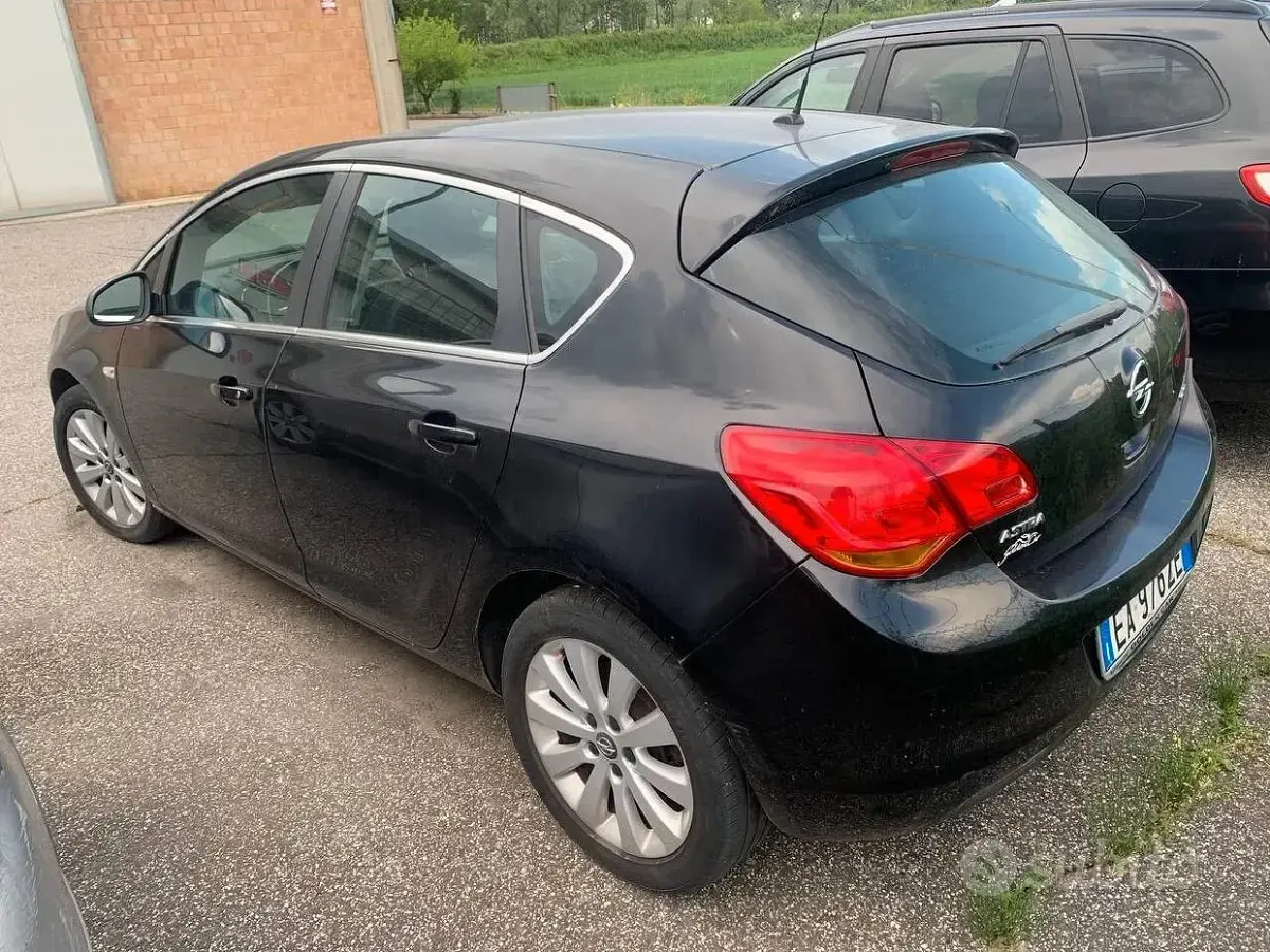 Usata Opel Astra Cosmo 125 CV (91 kW) 2010 Nero Berlina
