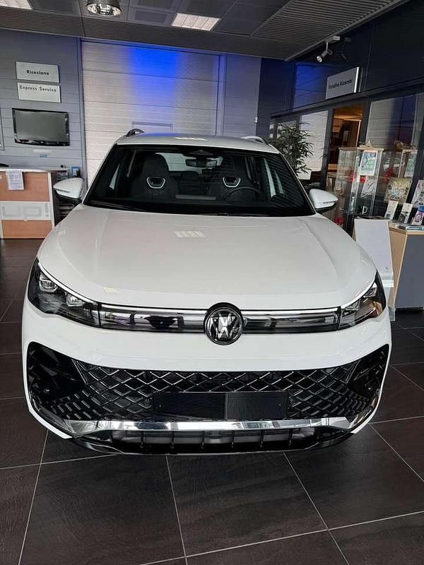 Gebraucht VW Tiguan R-line 150 PS (110 kW) 2025 Weiß SUV